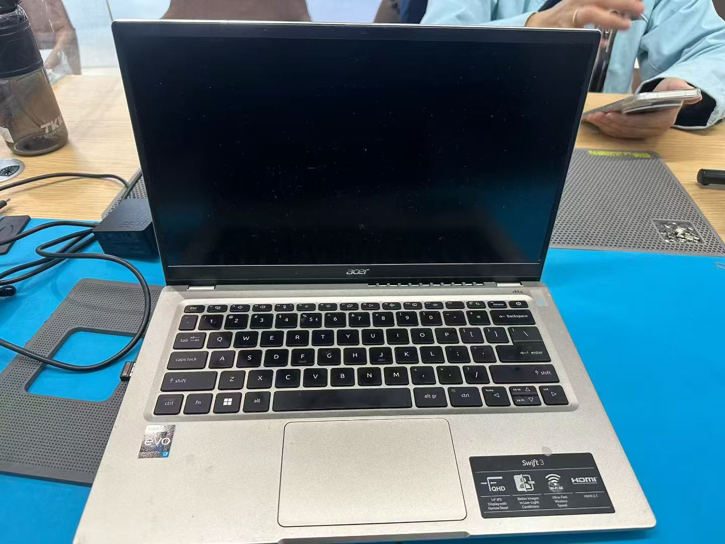 笔记本维修现场检测与拆机工作台