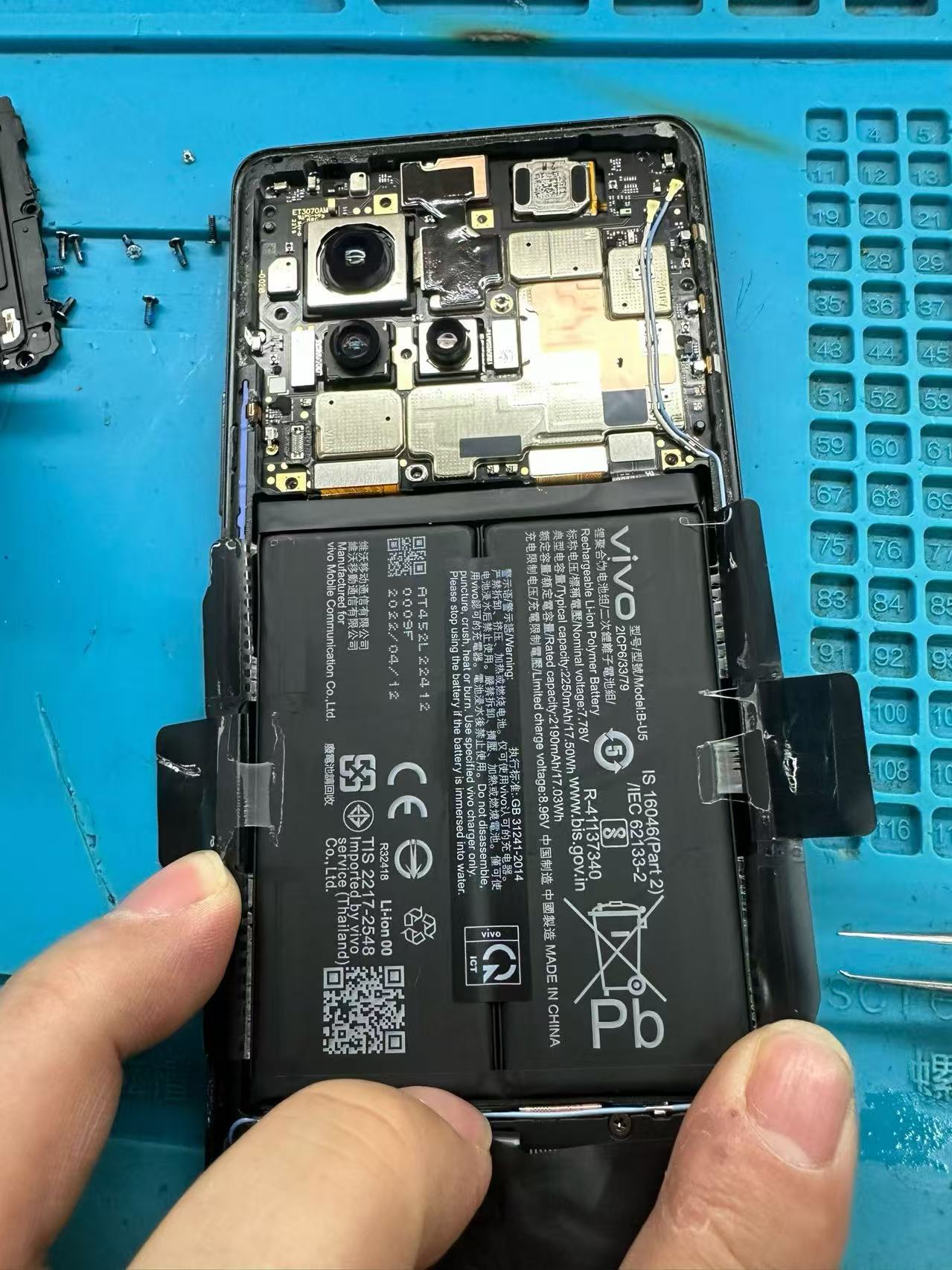 手机维修零件更换与排线处理示意三
