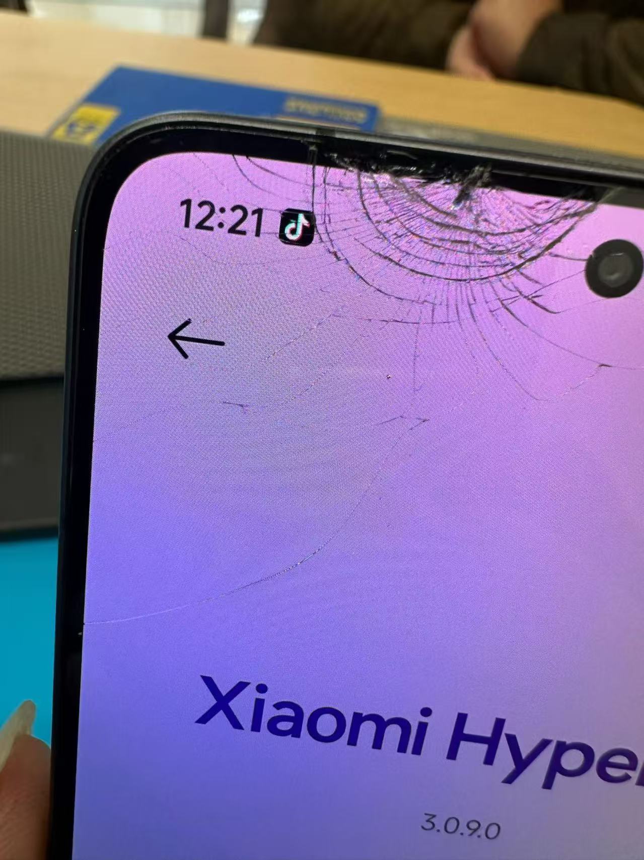 手机屏幕更换维修场景图片