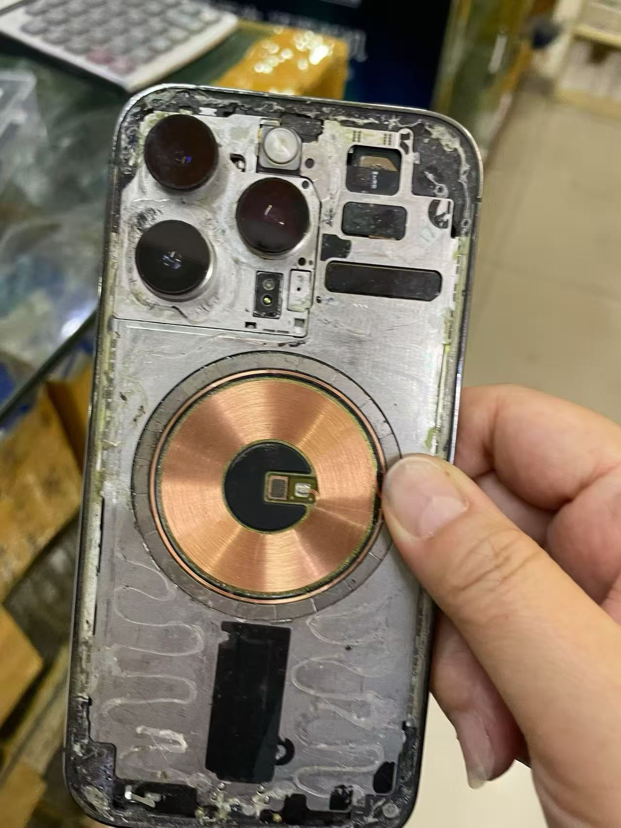 手机维修工具与操作视角示意二