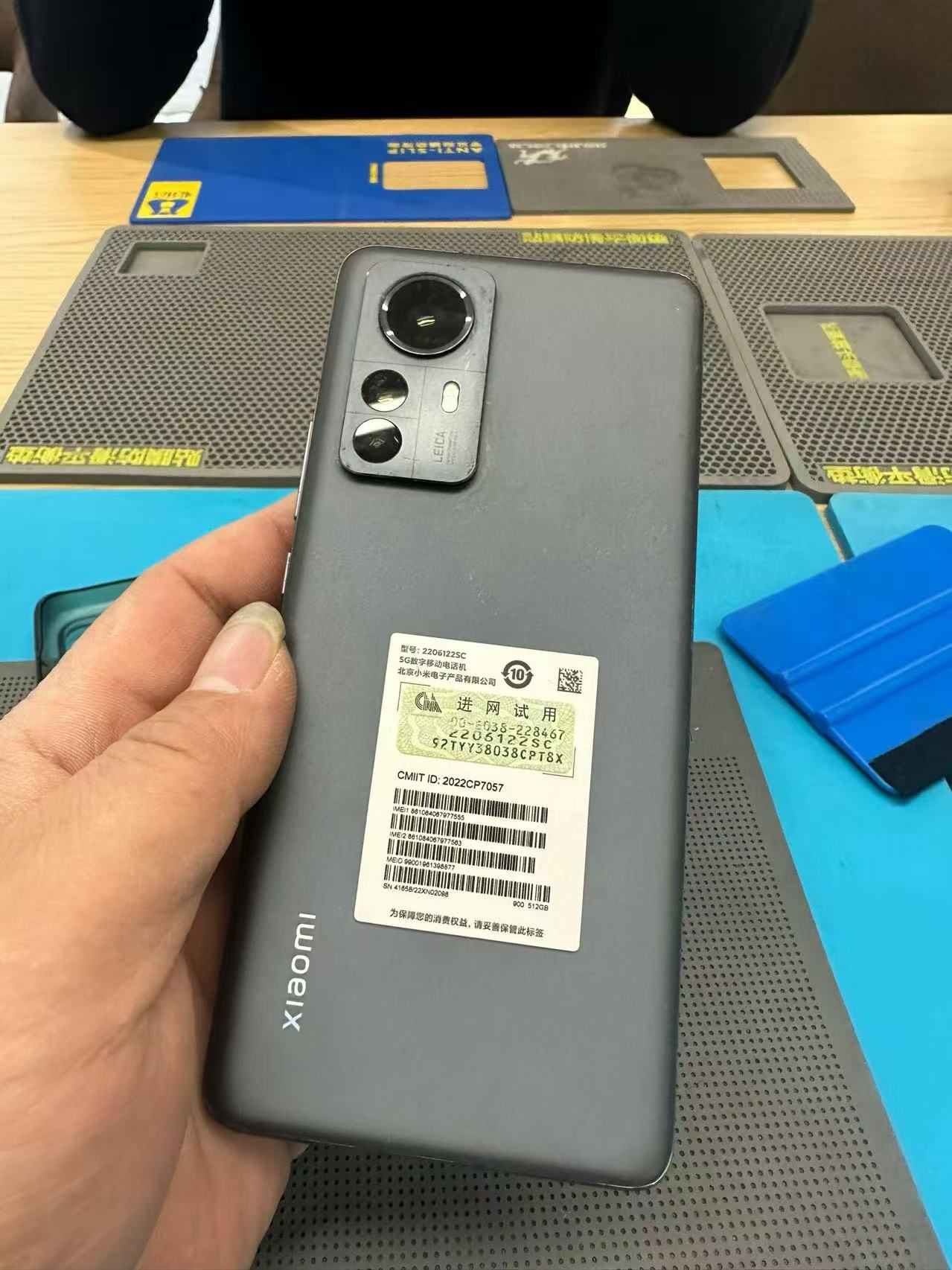 手机扬声器进灰导致音量变小、音质发闷的示意图片